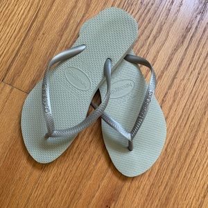 Havianas Gold flip flops size 6